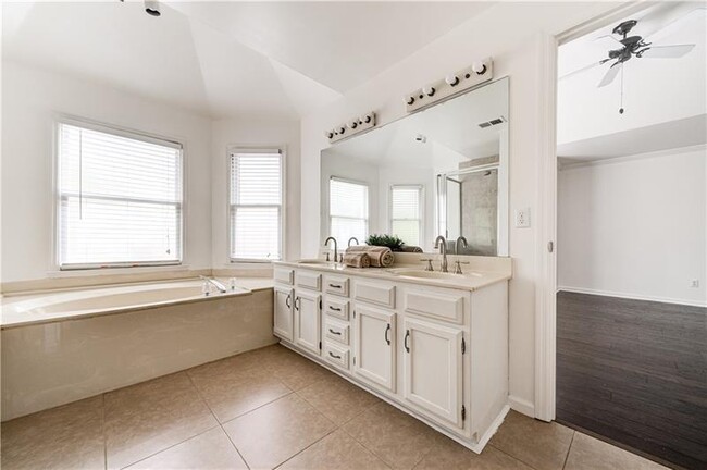 Building Photo - 5527 Bridge Pointe Dr
