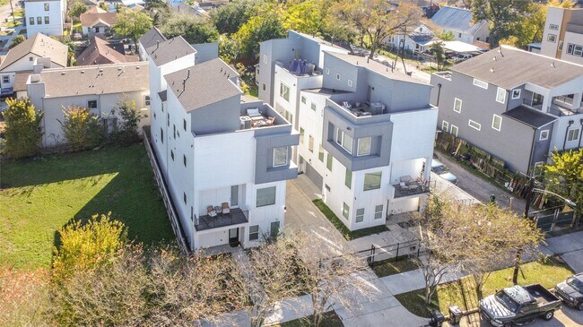 Building Photo - 208 N York St