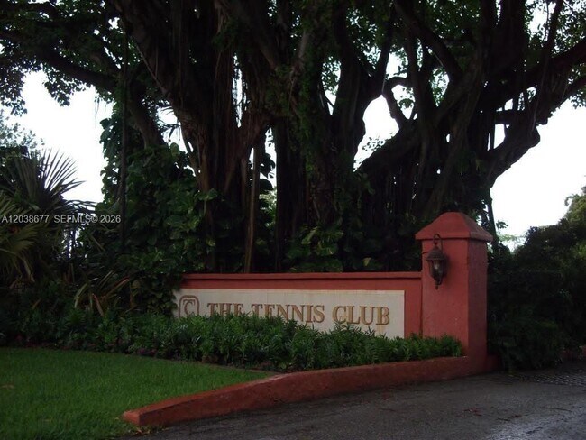 Building Photo - 660 Tennis Club Dr