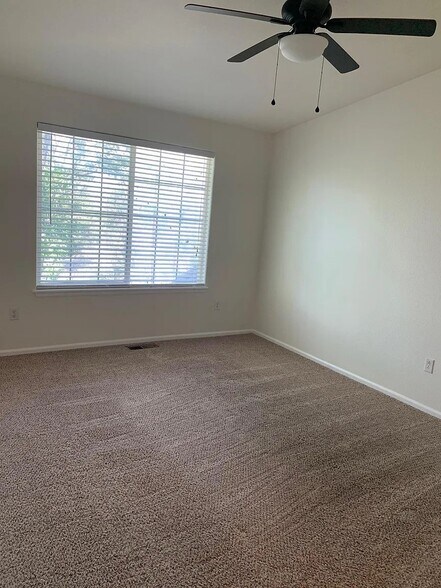 Building Photo - 1520 S Florence Way