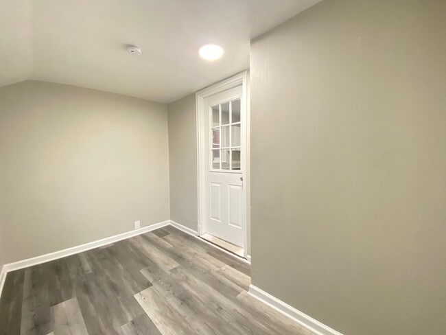 Building Photo - Highland Charm