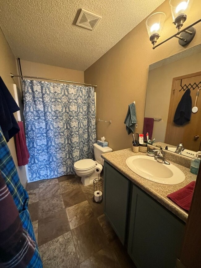 Building Photo - 3 BEDROOM | 2 BATH | GARAGE | SOUTH