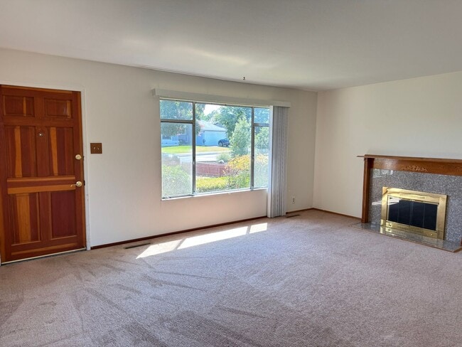 Building Photo - Single level 4 bedroom, 2  bath home – mov...