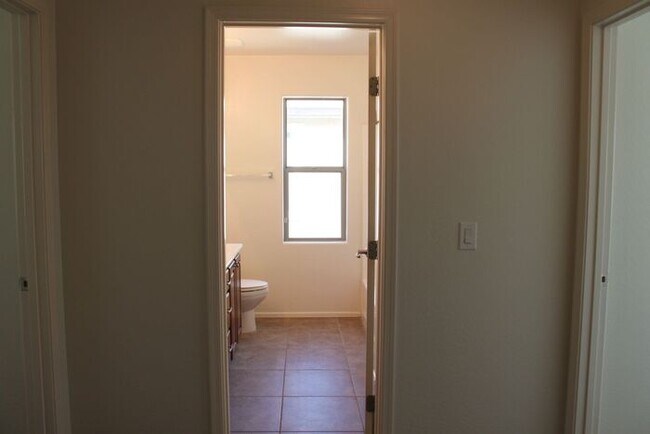 Building Photo - Beautiful 4 Bedroom in Lyons Gate!