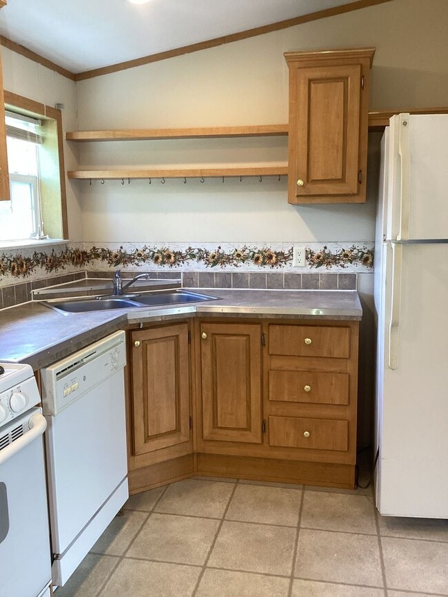 Building Photo - Three Bedroom House