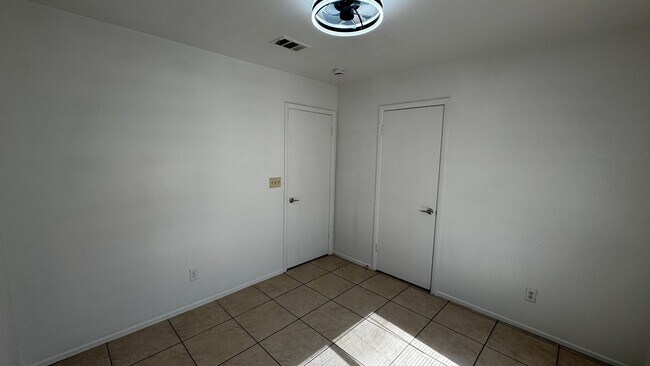 Building Photo - Pool & Spa plus 4 bedrooms