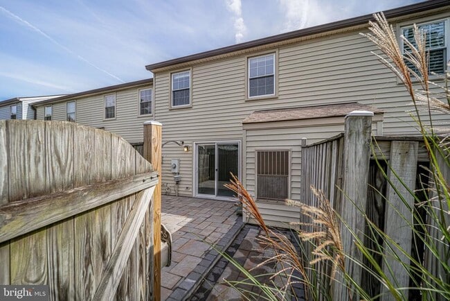 Building Photo - 5759 Independence Cir