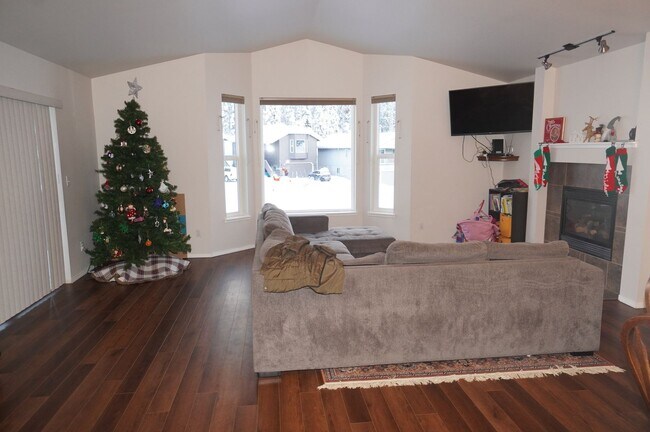 Building Photo - 4 Bedroom Eagle River Home!