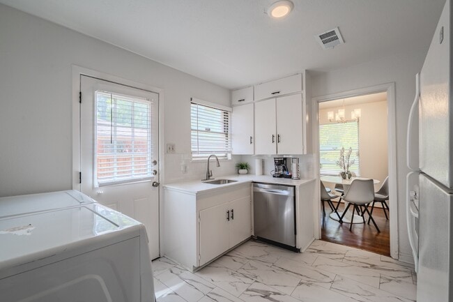 Building Photo - Cozy Forest Hills Retreat in East Dallas