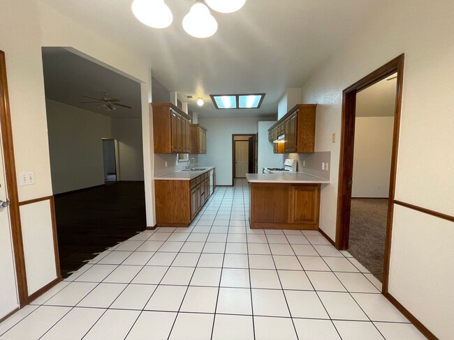 Building Photo - 621 Gyrfalcon Dr