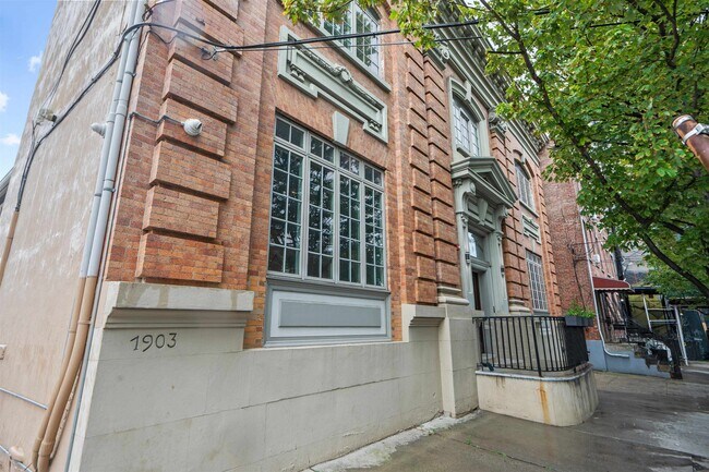 Building Photo - 9 Coles St