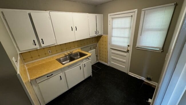 Building Photo - 2311 Imogene St