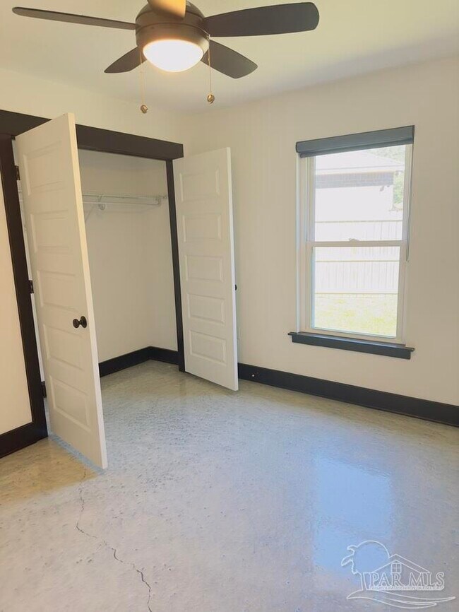 Building Photo - 6408 Sarasota St