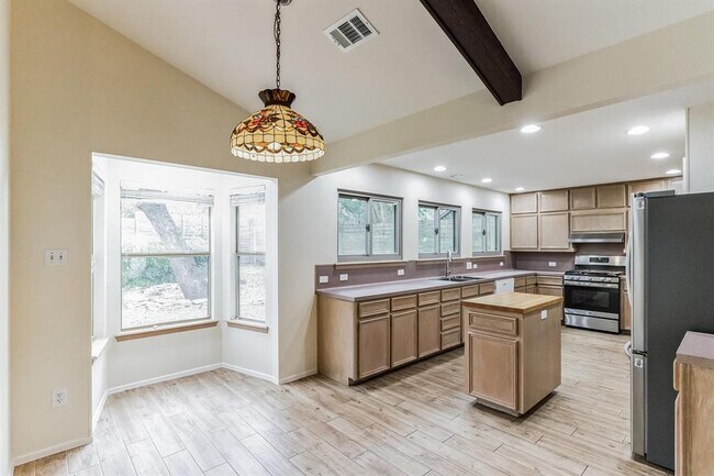 Building Photo - 2203 Farnswood Cir