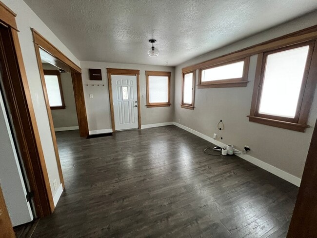 Building Photo - Newly Remodeled House in West Valley for Rent