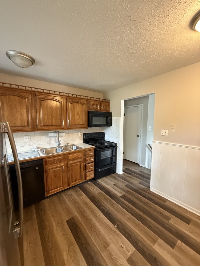 Building Photo - 2826 Greenleaf Dr