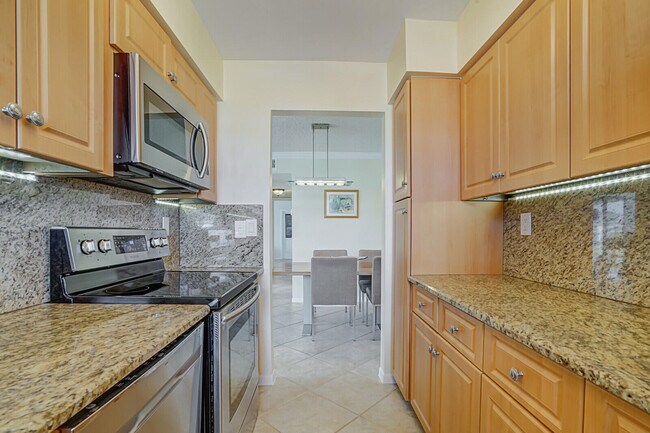 Building Photo - 202 W High Point Terrace