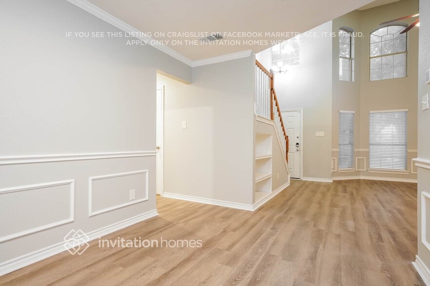 Building Photo - 1633 Summers Dr