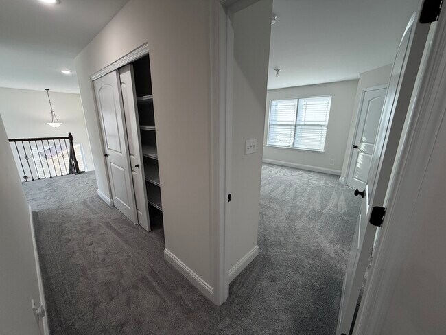 Building Photo - 156 Far Meadow Dr