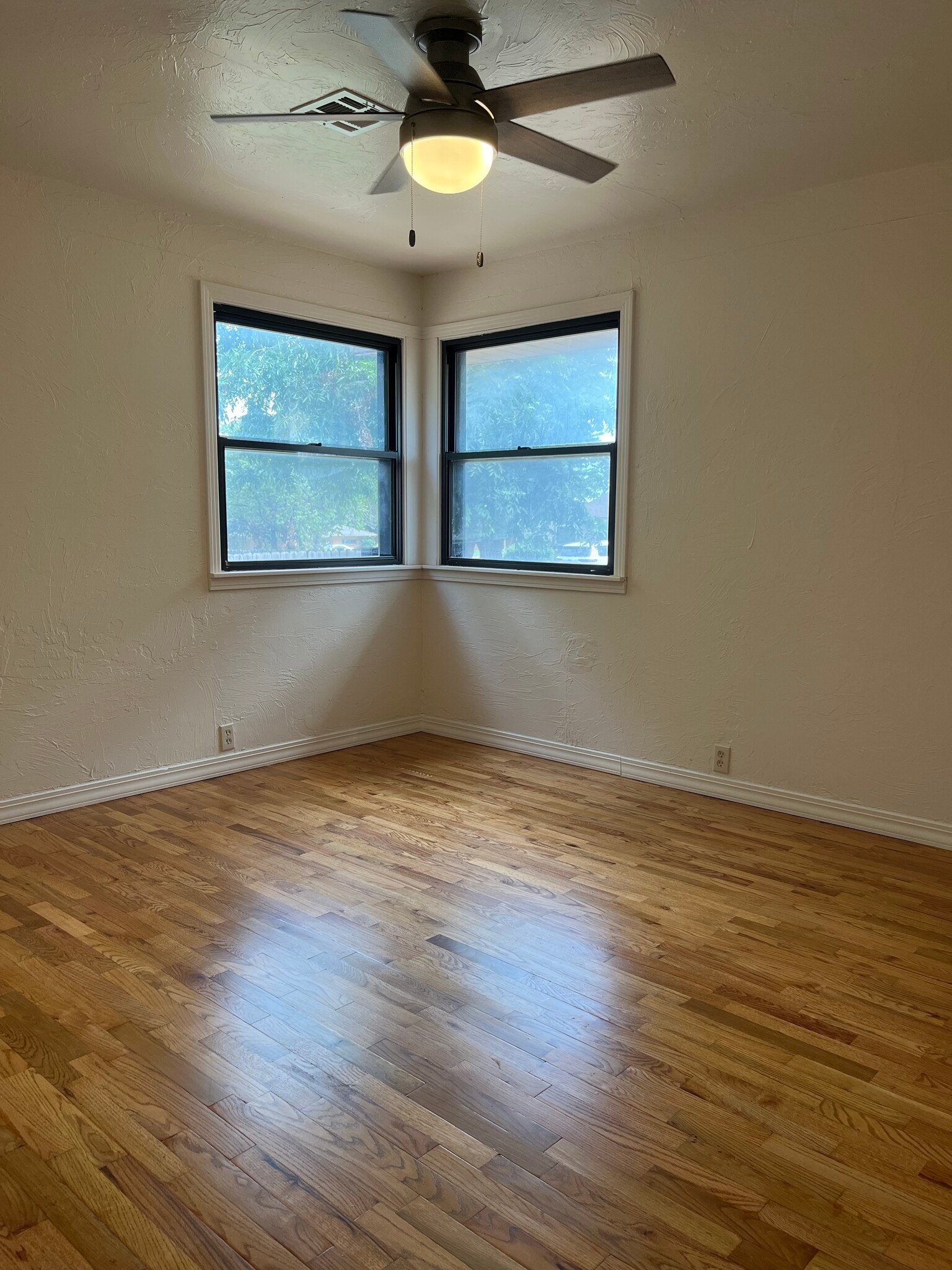 bedroom 2 - 607 E Oklahoma Ave