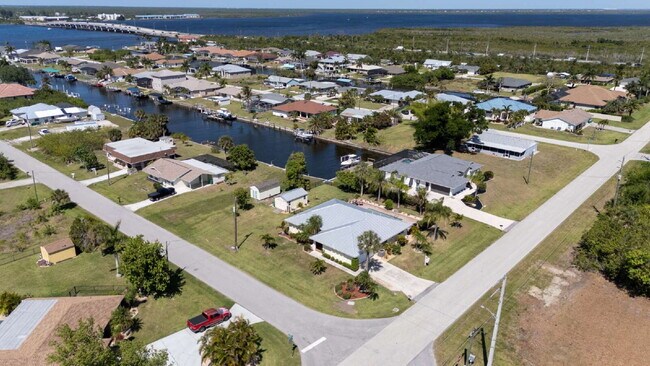 Building Photo - "Spacious 3-Bed Sanctuary with 3.5 Baths in Charming Port Charlotte!"