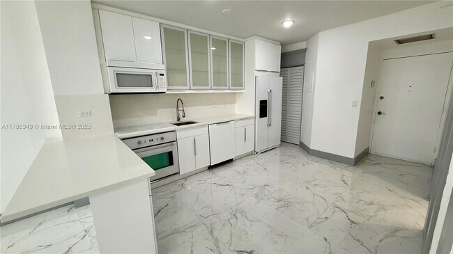 Primary Photo - 999 Brickell Bay Dr