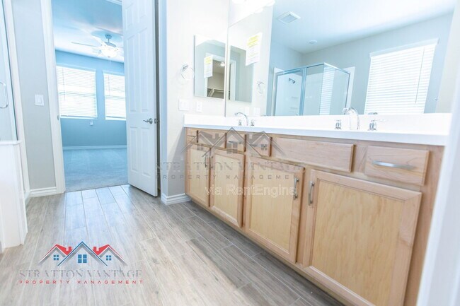 Building Photo - 15243 W Latham St