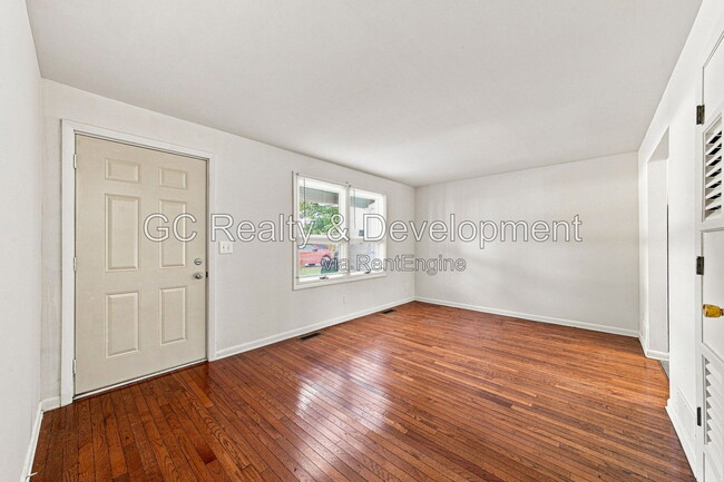 Building Photo - 913 3rd St