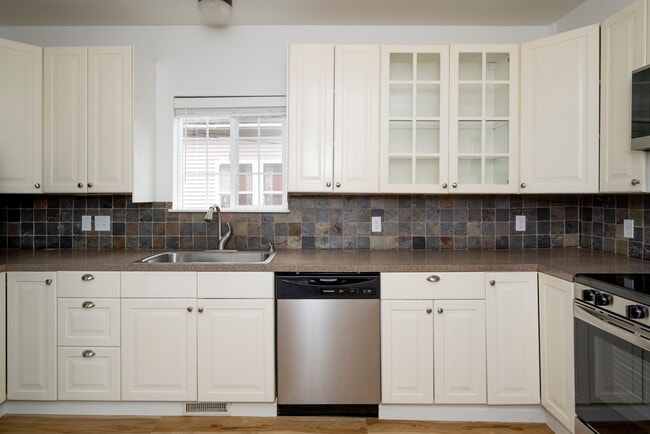 Building Photo - $2845/mo - 3 Bed/2 Bath Updated Home in the Heart of the Alberta Arts District!