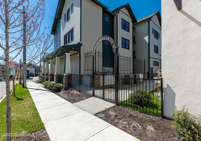 Building Photo - 25 Lawrence St