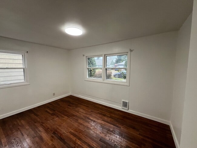 Building Photo - 109 SE 102nd Ave