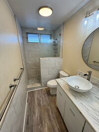 Building Photo - Townhouse with 3 bedrooms / 1.5 bathrooms ...