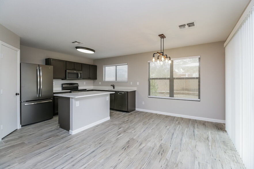 Building Photo - 2466 E Hazeltine Way
