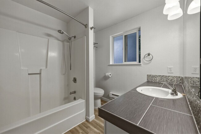 Building Photo - MOVE IN READY NOW! 2 bed 1 ba - Great location! Tumwater School District.