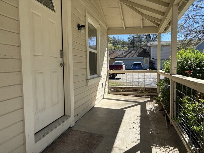 Building Photo - Recently remodeled two bedroom home near popular hiking trails and downtown Placerville.