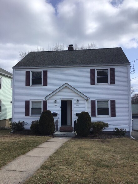 Building Photo - 508 S Quaker Ln