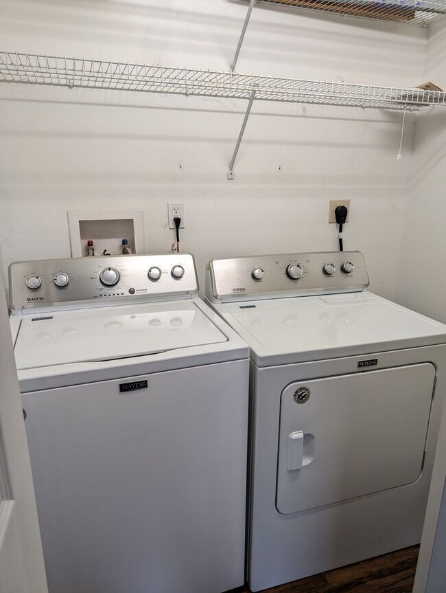 Building Photo - AVAILABLE 1/1/2026- 3 Bedroom / 2 Full Bath Home in Englewood!