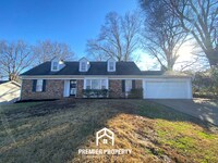 Building Photo - Spacious 4BR/2BA Memphis Home with Den, Fireplace & 2-Car Garage