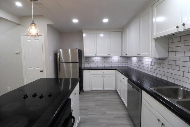 Building Photo - 5929 Queensloch Dr