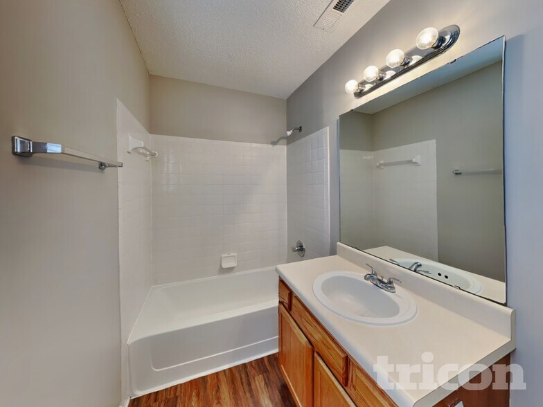 Building Photo - 5 Red Thorn Ct