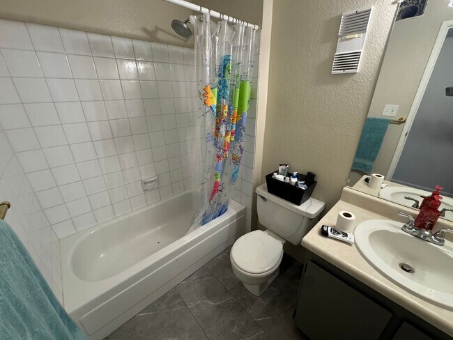Building Photo - Spacious 2-Bed, 2-Bath Condo in the Heart ...