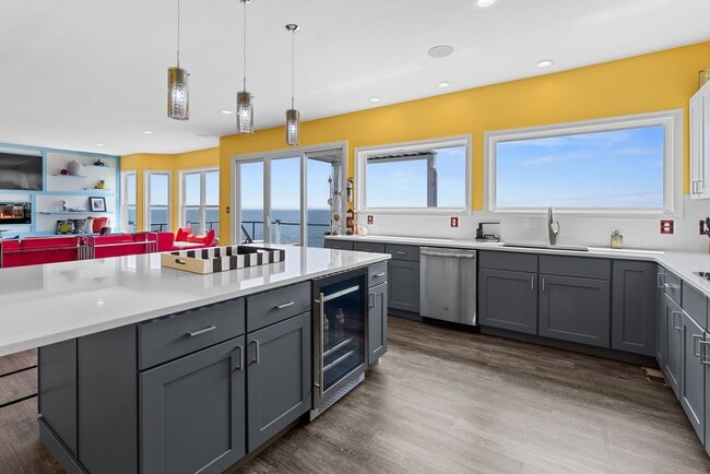 Building Photo - Grand View 115