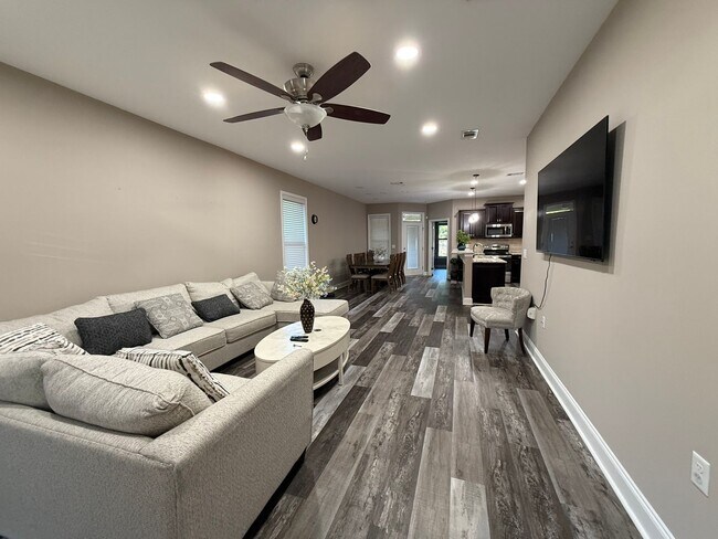 Building Photo - New Listing