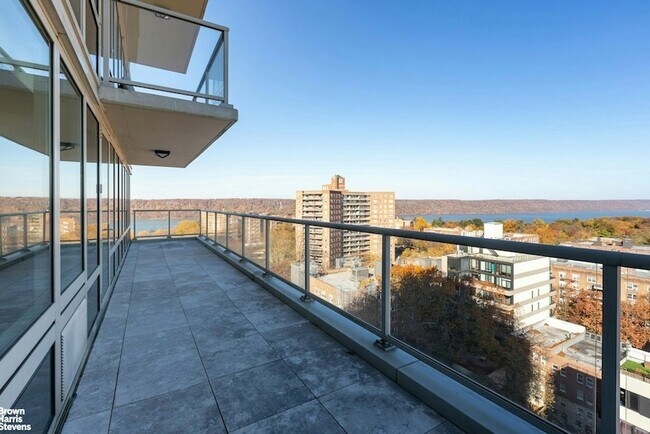 Building Photo - 640 W 237th St