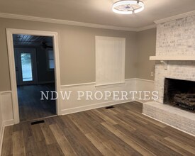 Building Photo - 3408 Greenbriar Dr