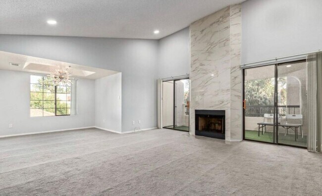 Building Photo - Beautiful Scottsdale Condo with Pool Views!
