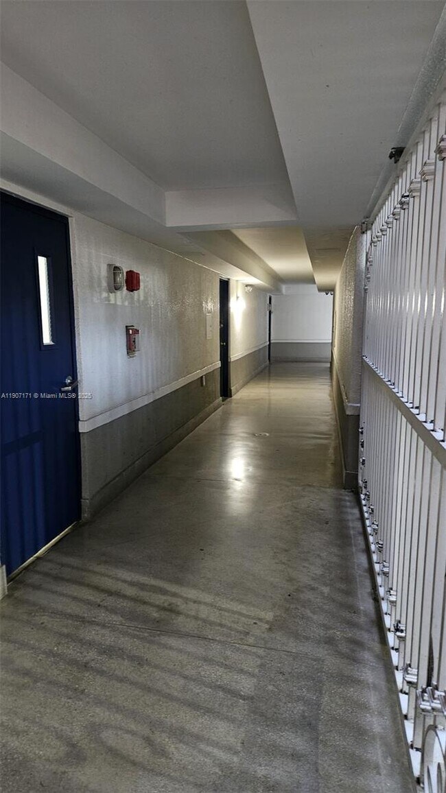 Building Photo - 1720 NW N River Dr