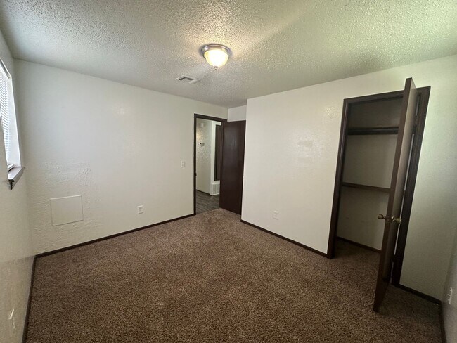 Building Photo - Spacious 4 bed, 1.5 bath