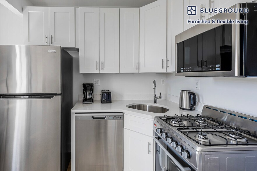 Building Photo - 45 W 81st St