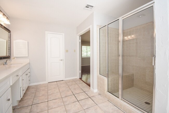 Building Photo - 201 Vanderpool Ln